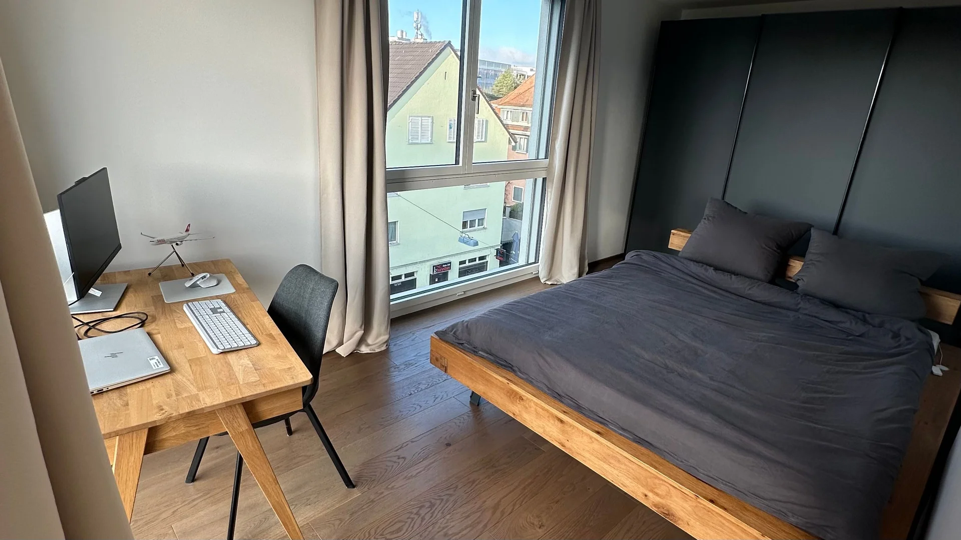 Quarto acessível para estudantes com iluminação ampla em 