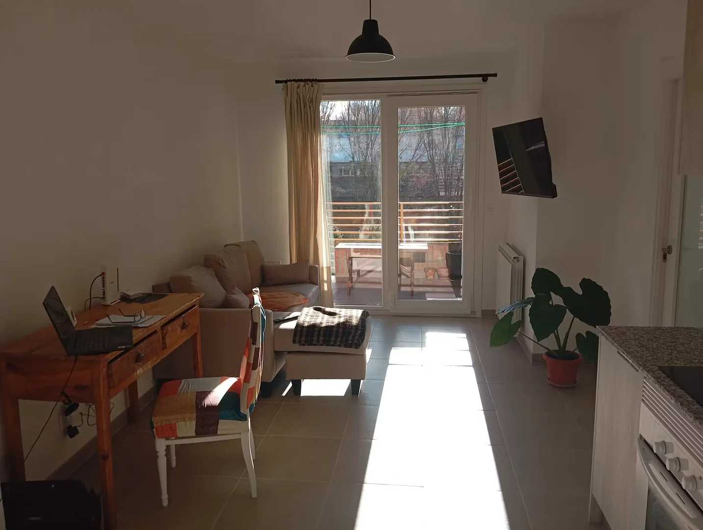 Chambre d'étudiant lumineuse et aérée avec accès facile à l'université dans