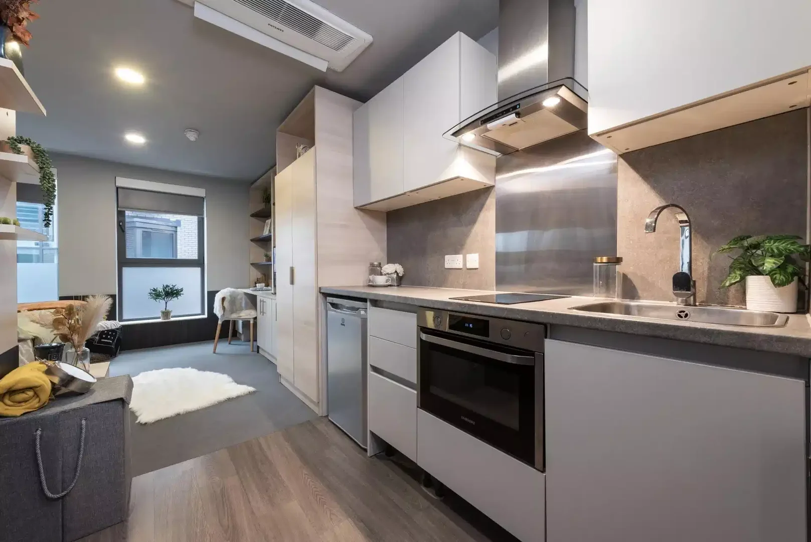 Apartamento estúdio acessível com características essenciais em 