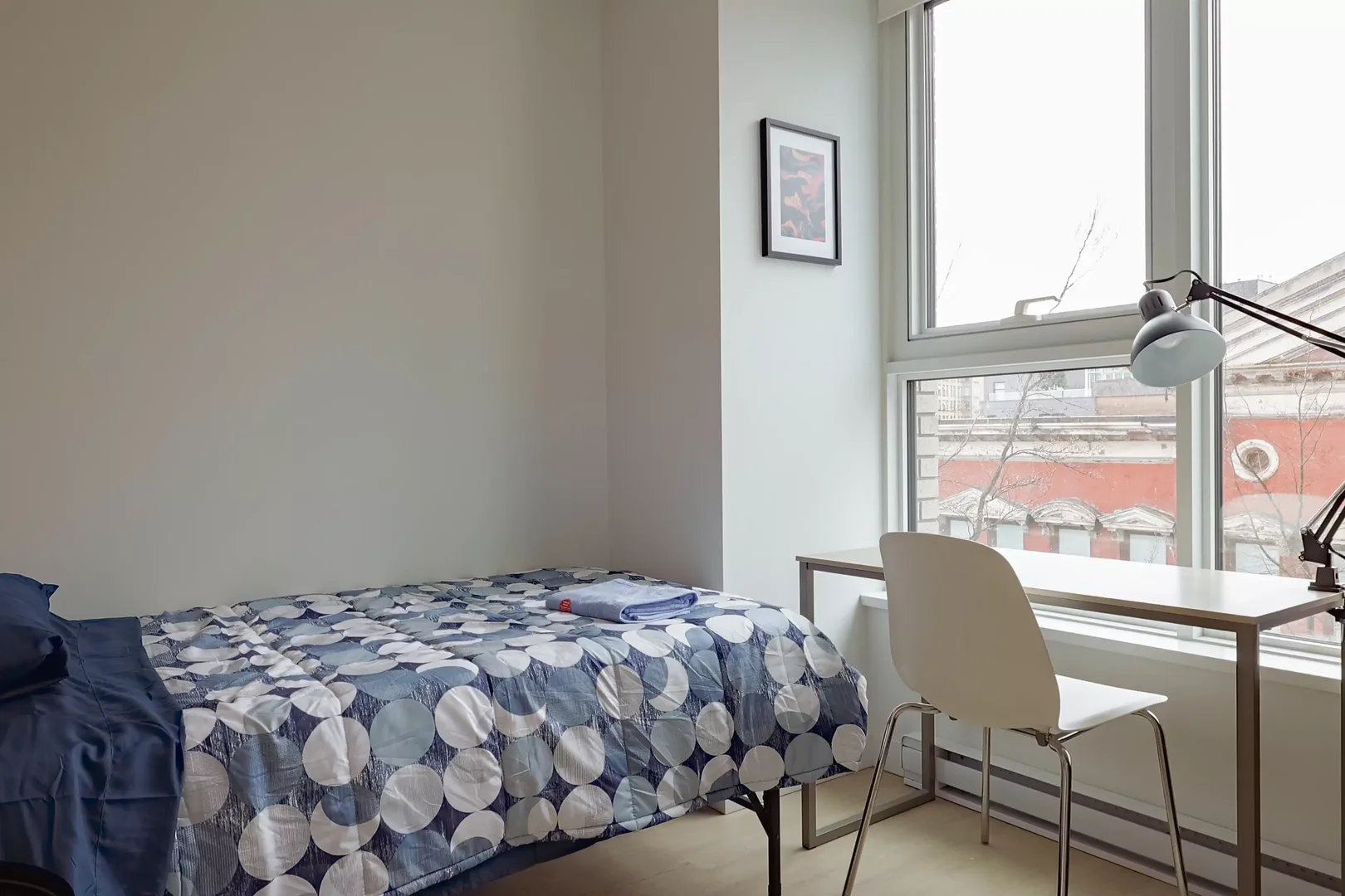 Chambre d'étudiant à  avec espace d'étude et installations communes