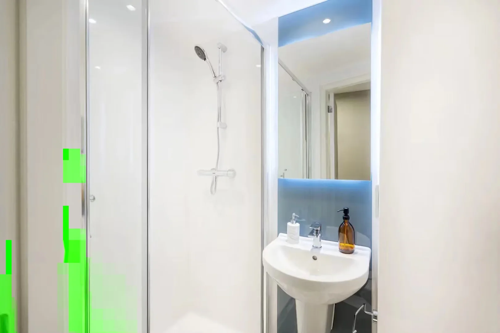Habitación estudiantil luminosa y aireada con fácil acceso a la universidad en 