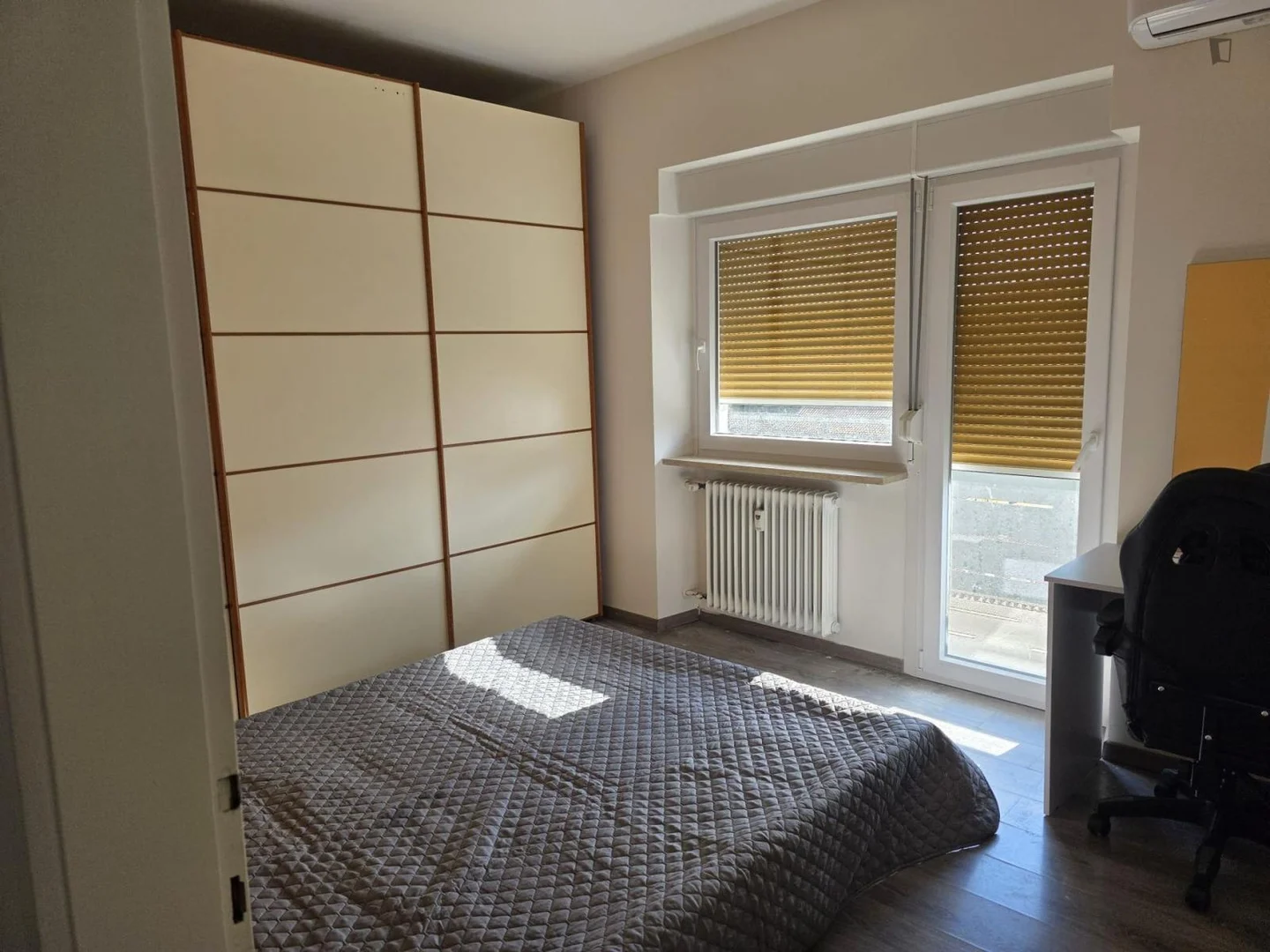 Funktionelles Studentenzimmer perfekt zum Studieren in
