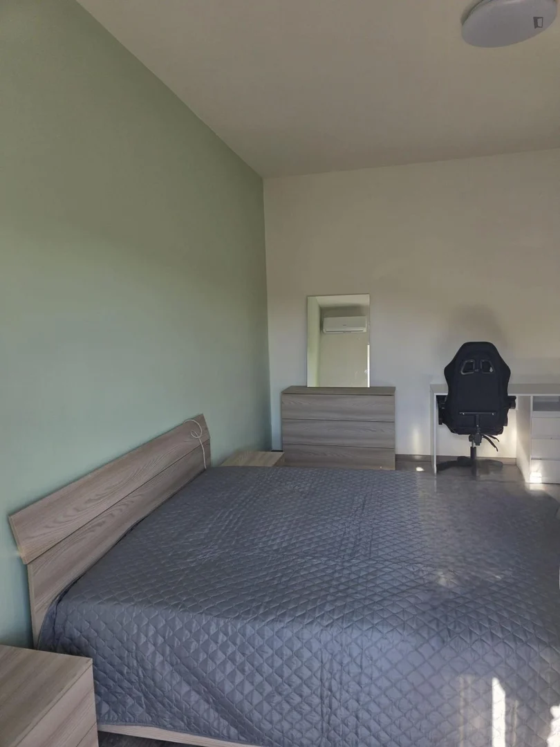 Funktionelles Studentenzimmer perfekt zum Studieren in