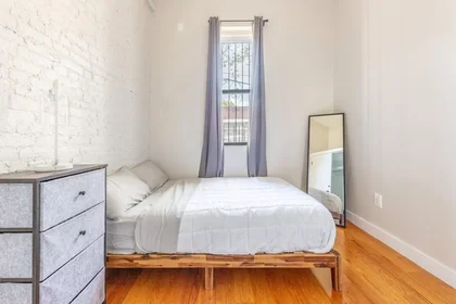 Apartamento inteiro em 68th Avenue, Ridgewood, imagem 2 de 10