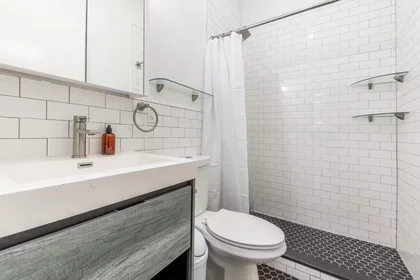 Apartamento inteiro em 68th Avenue, Ridgewood, imagem 7 de 10