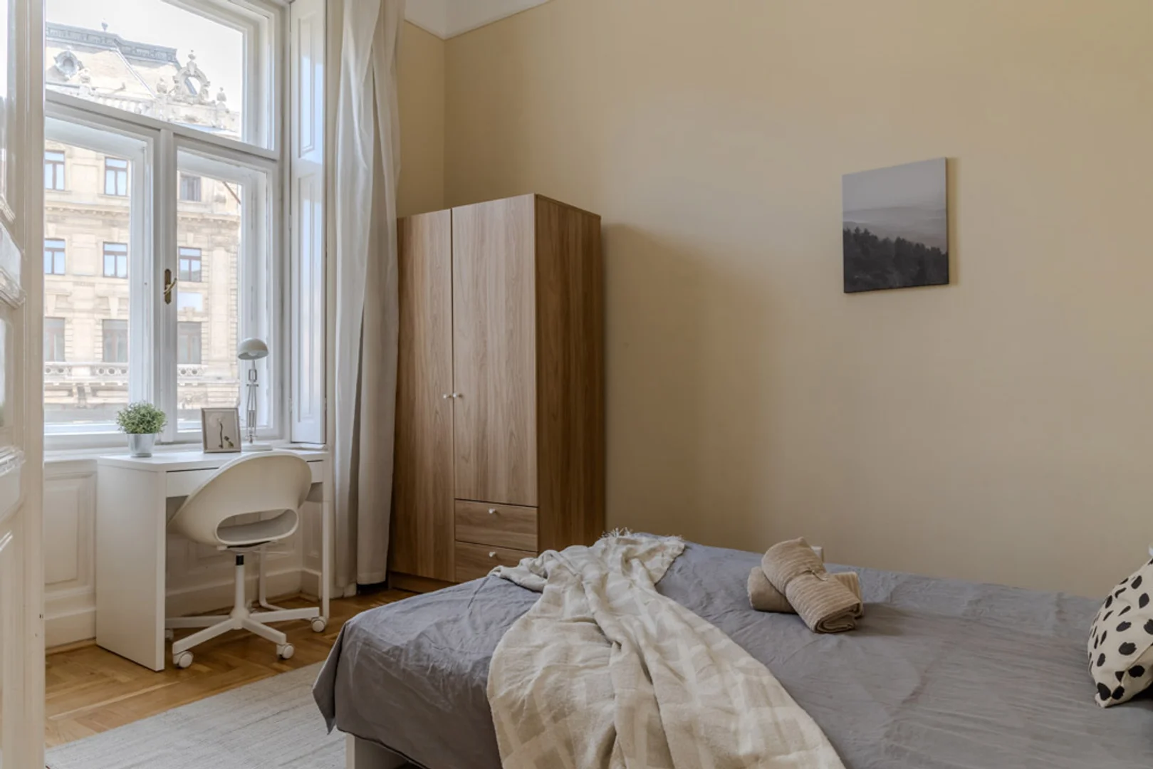 Stanza economica per studenti con ampia illuminazione in