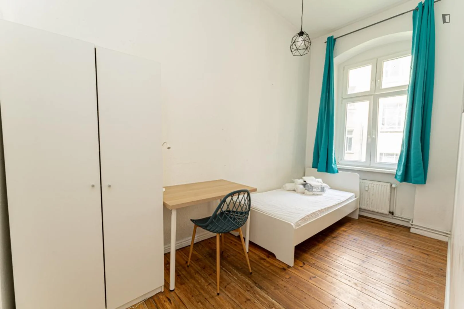 Quarto de estudante económico perto do campus em 