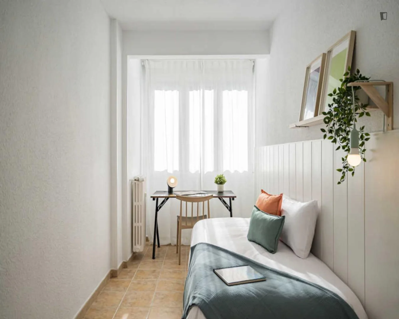 Funktionelles Studentenzimmer perfekt zum Studieren in