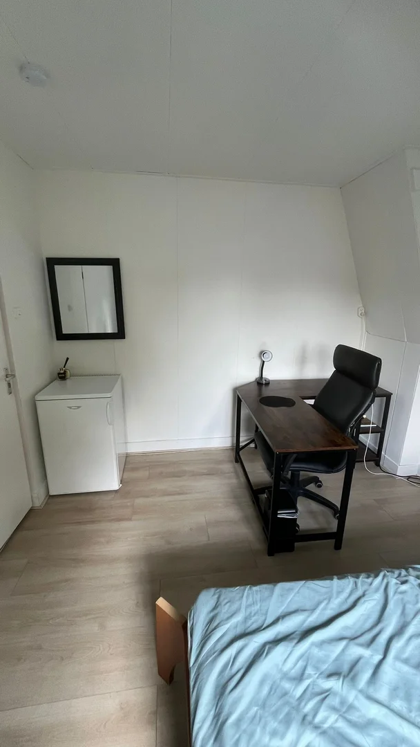 Habitación para estudiantes en  con área de estudio y facilidades compartidas