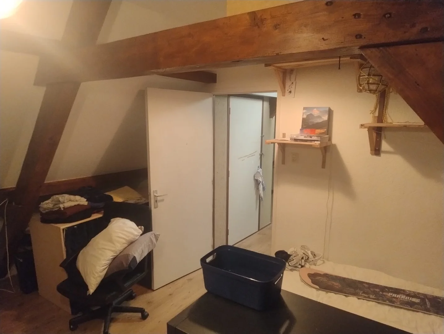 Habitación estudiantil luminosa y aireada con fácil acceso a la universidad en 