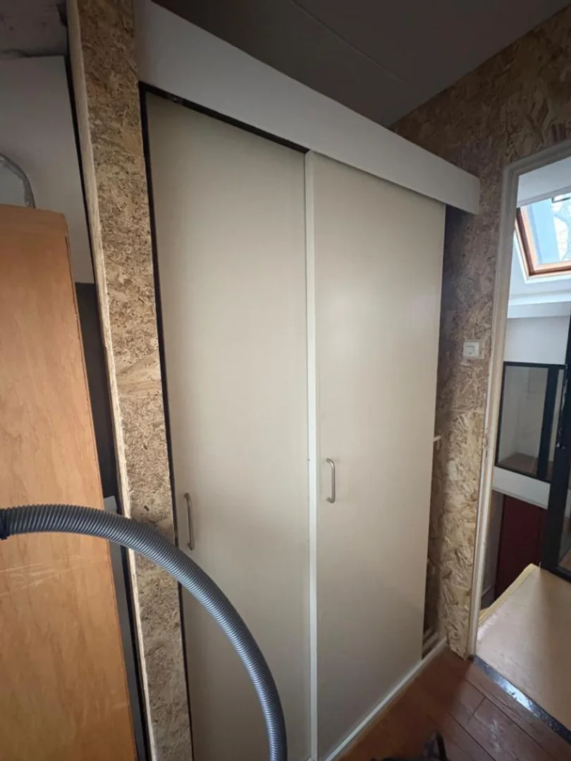 Functional student room perfect for studying in 