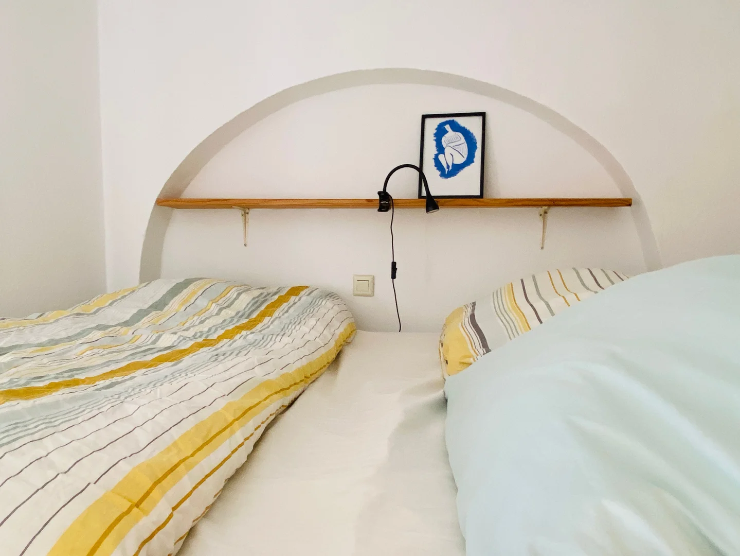 Stanza per studenti luminosa e ariosa con facile accesso all'università a