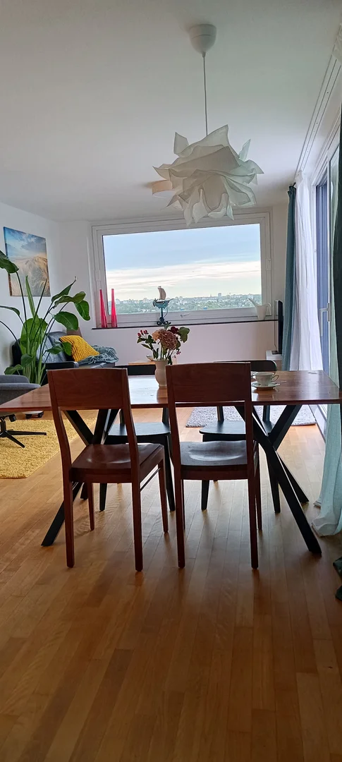 Habitación estudiantil luminosa y aireada con fácil acceso a la universidad en 