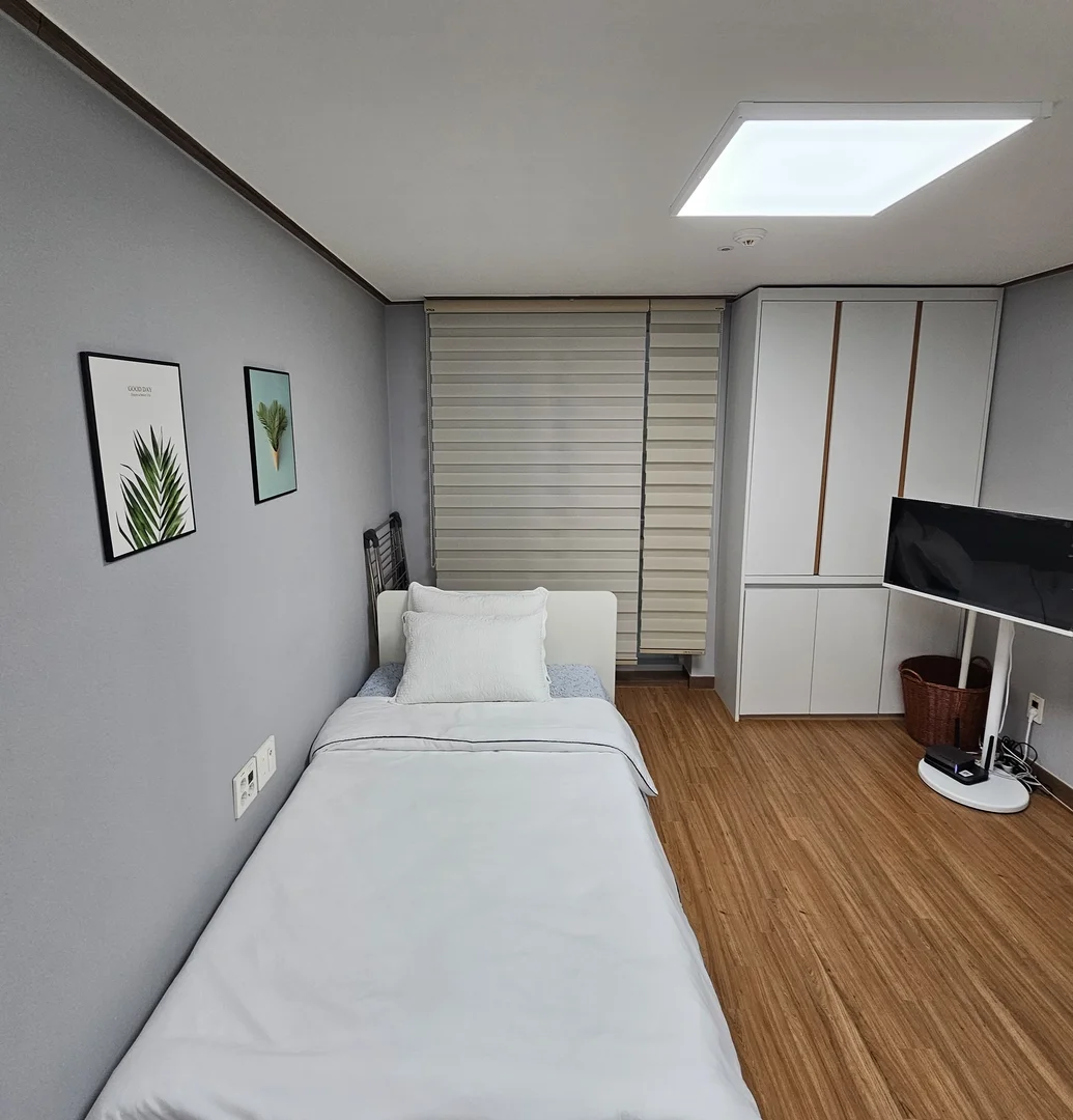Habitación estudiantil funcional perfecta para estudiar en
