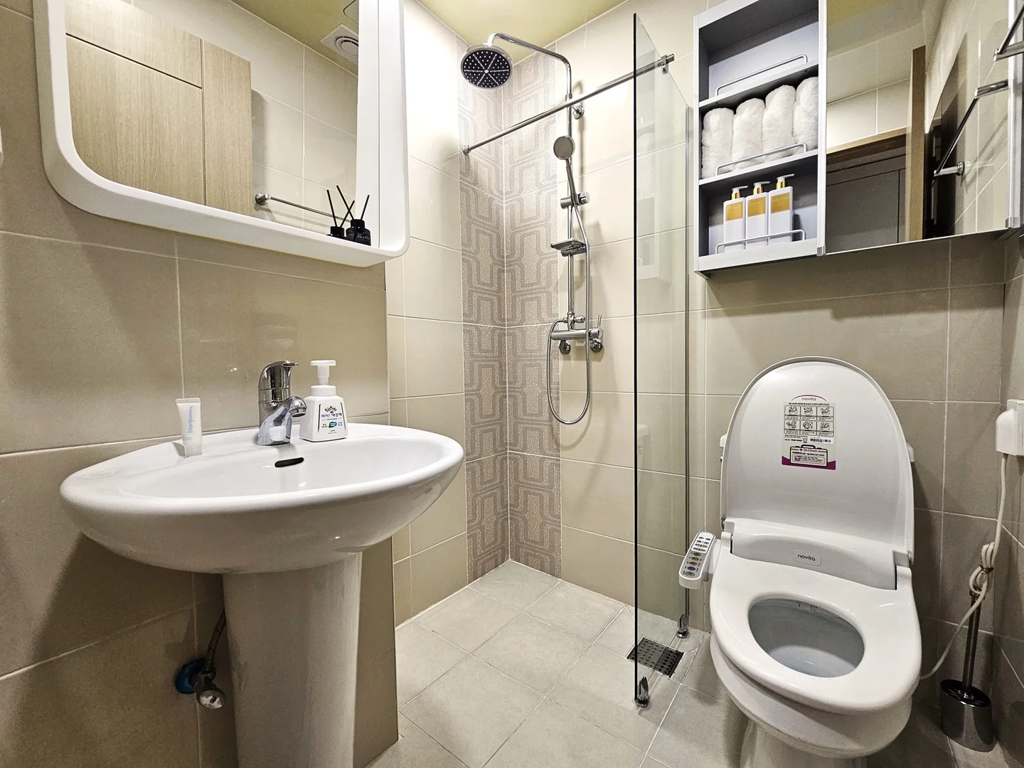 Habitación estudiantil amplia y cómoda en