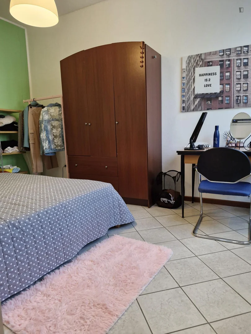 Quarto de estudante luminoso e arejado com acesso fácil à universidade em