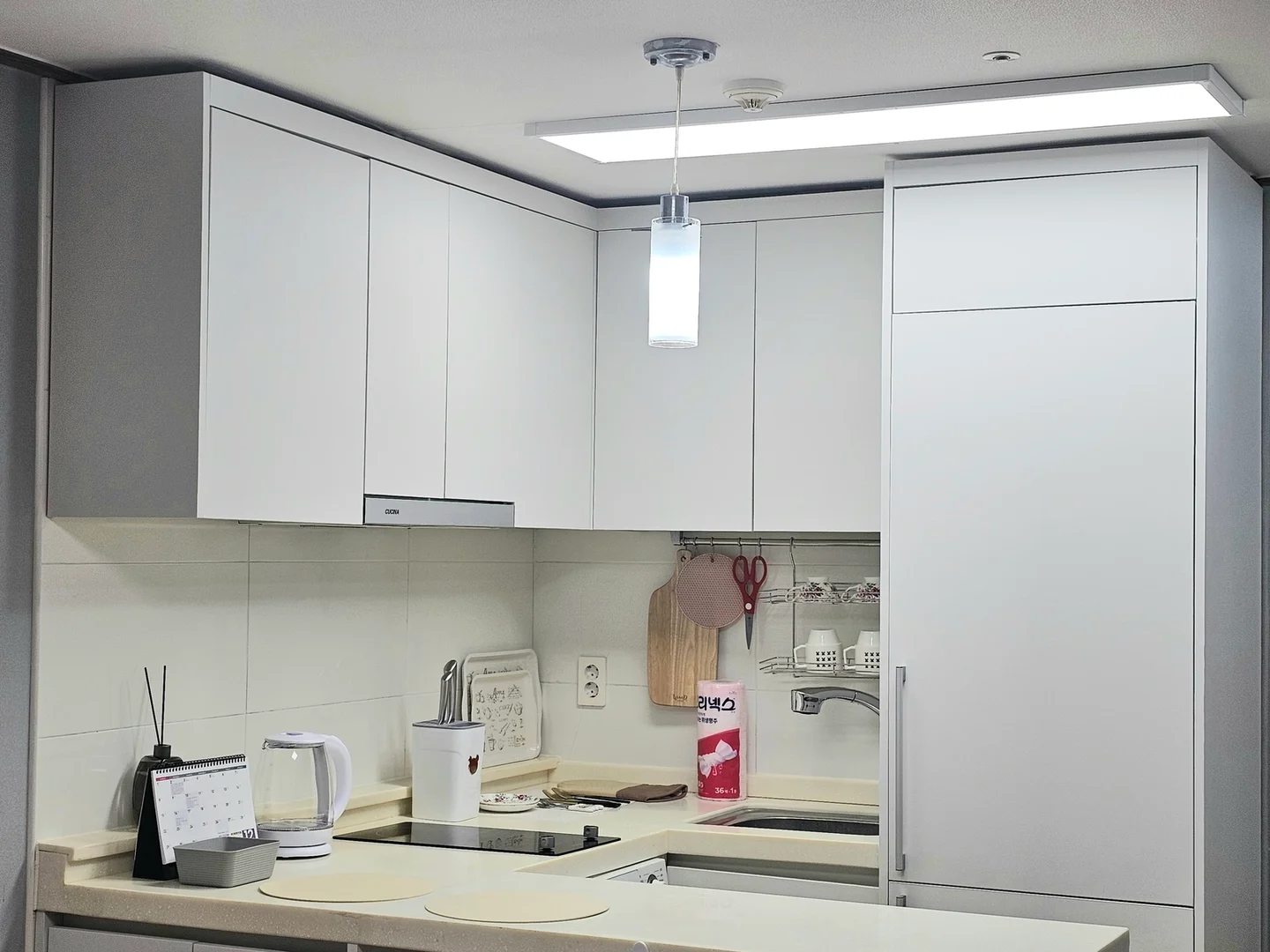 Habitación estudiantil luminosa y aireada con fácil acceso a la universidad en