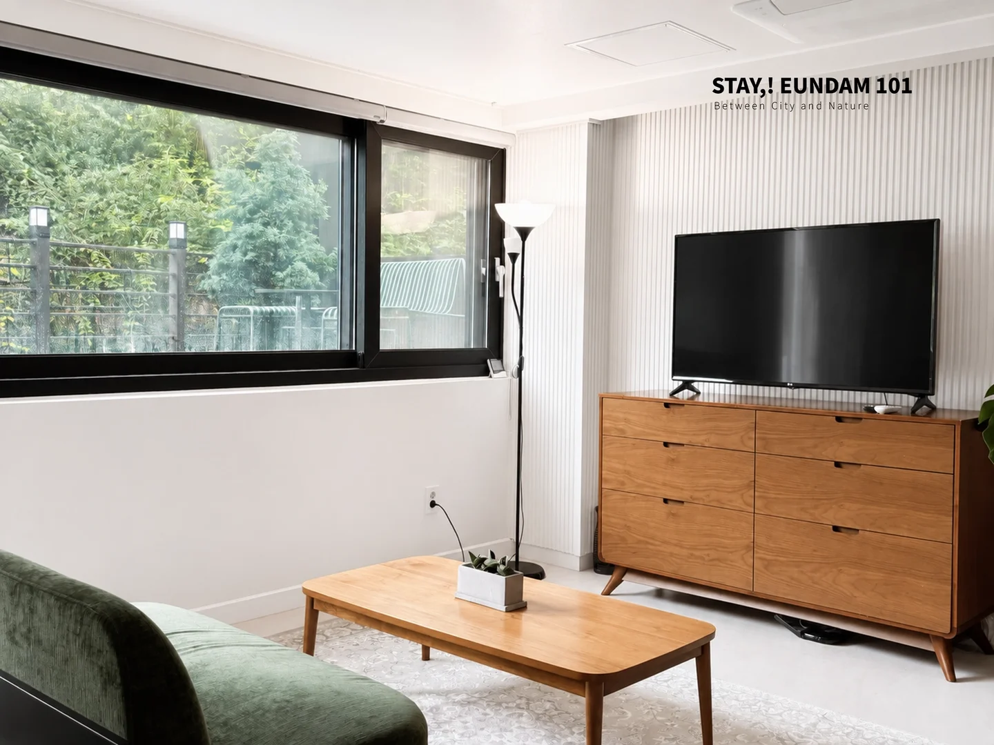 'de etkili düzene sahip minimalist öğrenci stüdyosu