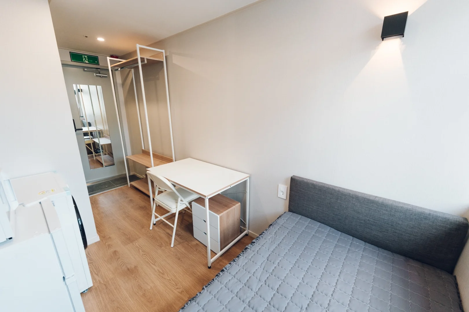 Studentenzimmer in mit Arbeitsbereich und Gemeinschaftseinrichtungen