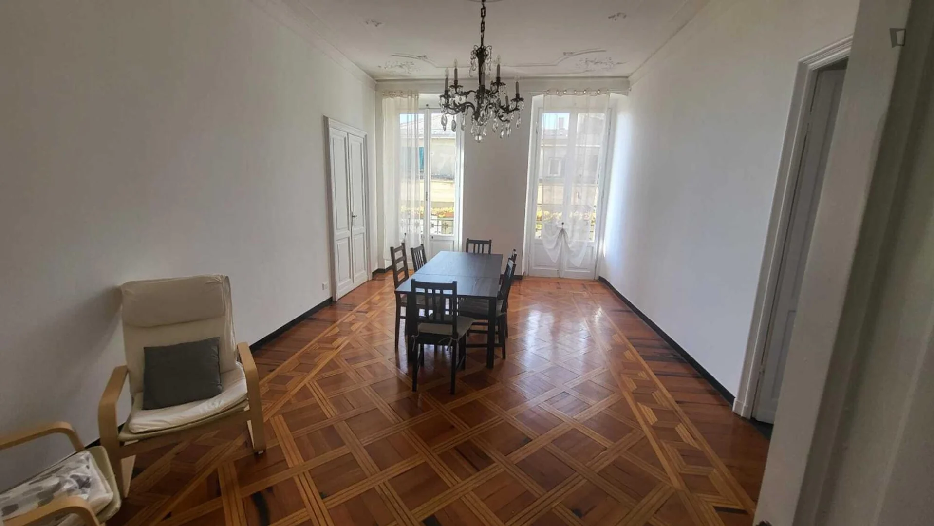 Quarto de estudante em com área de estudo e instalações partilhadas