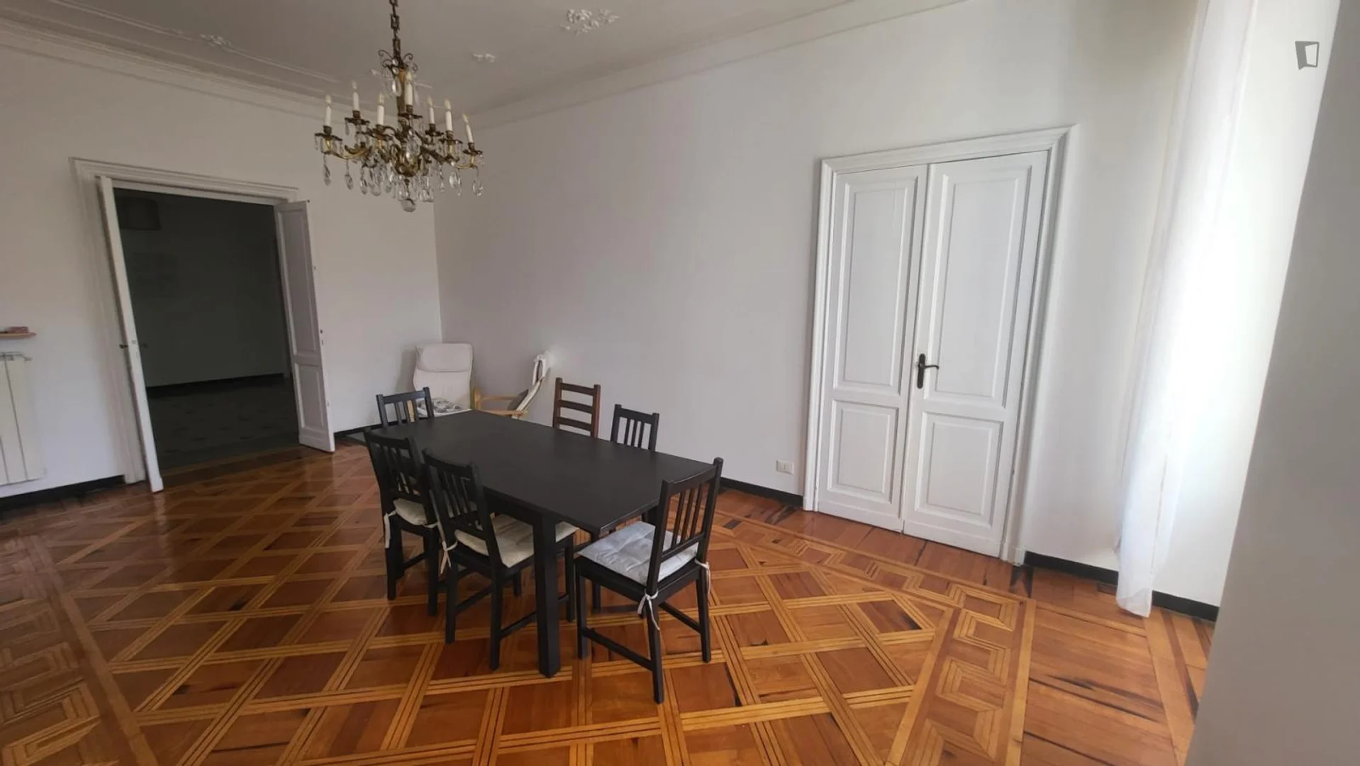 Quarto de estudante económico com localização conveniente em