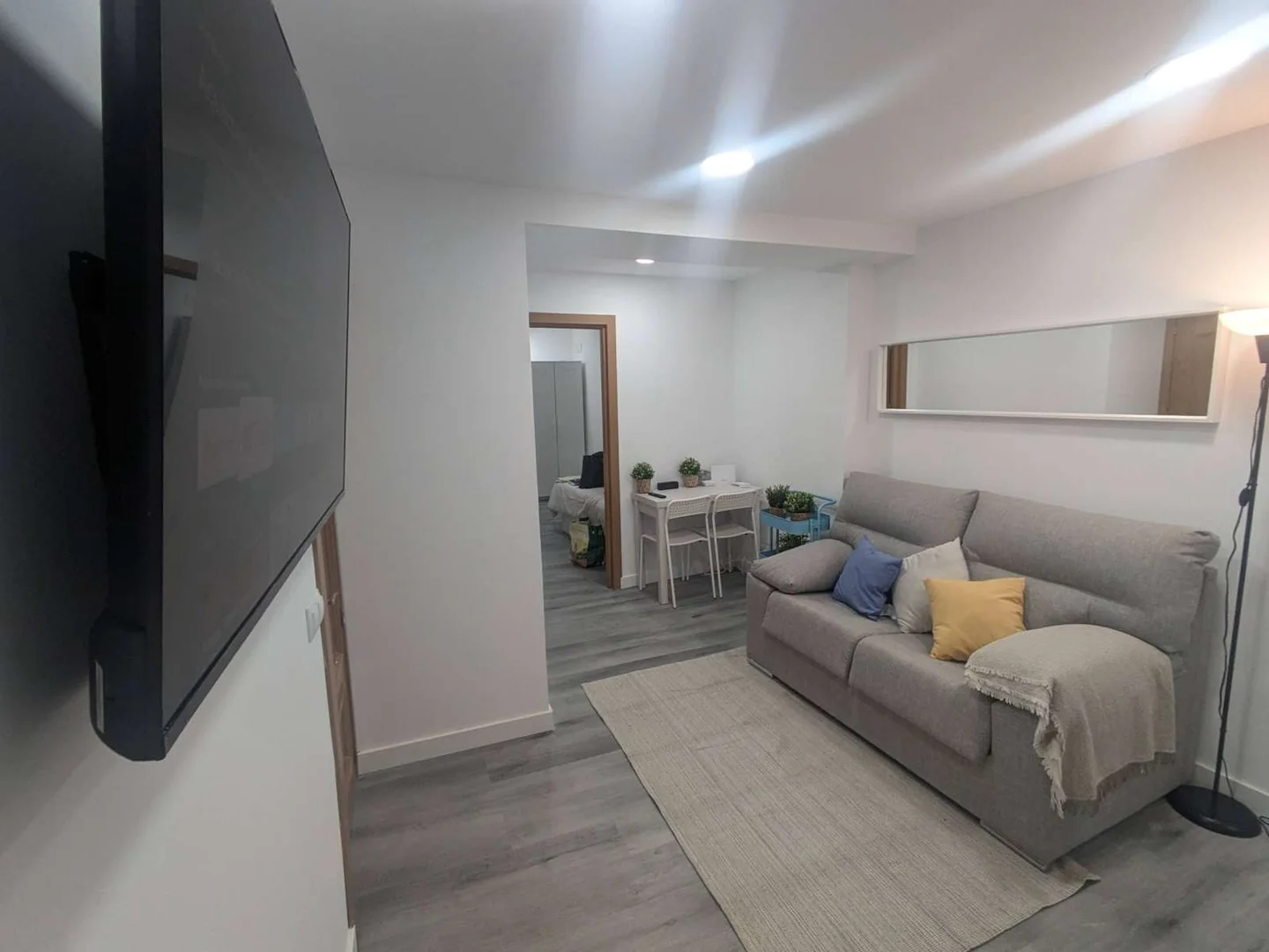 'de modern olanaklara sahip öğrenci dostu oda