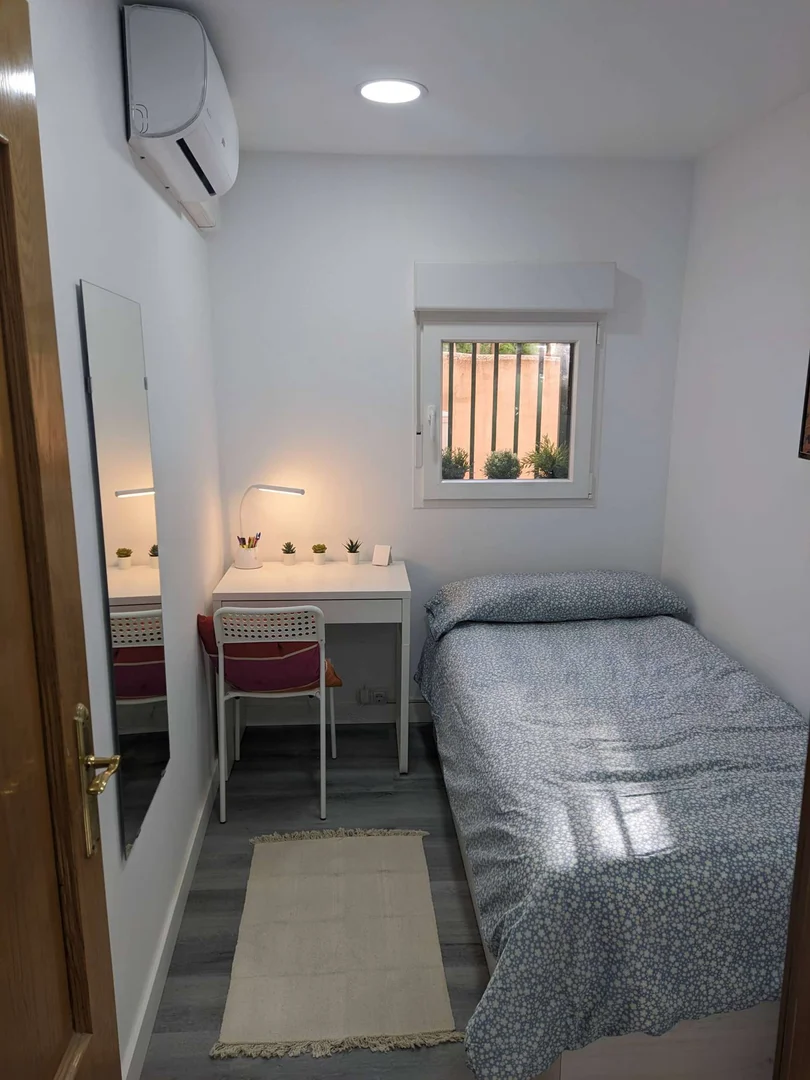 Funktionelles Studentenzimmer perfekt zum Studieren in