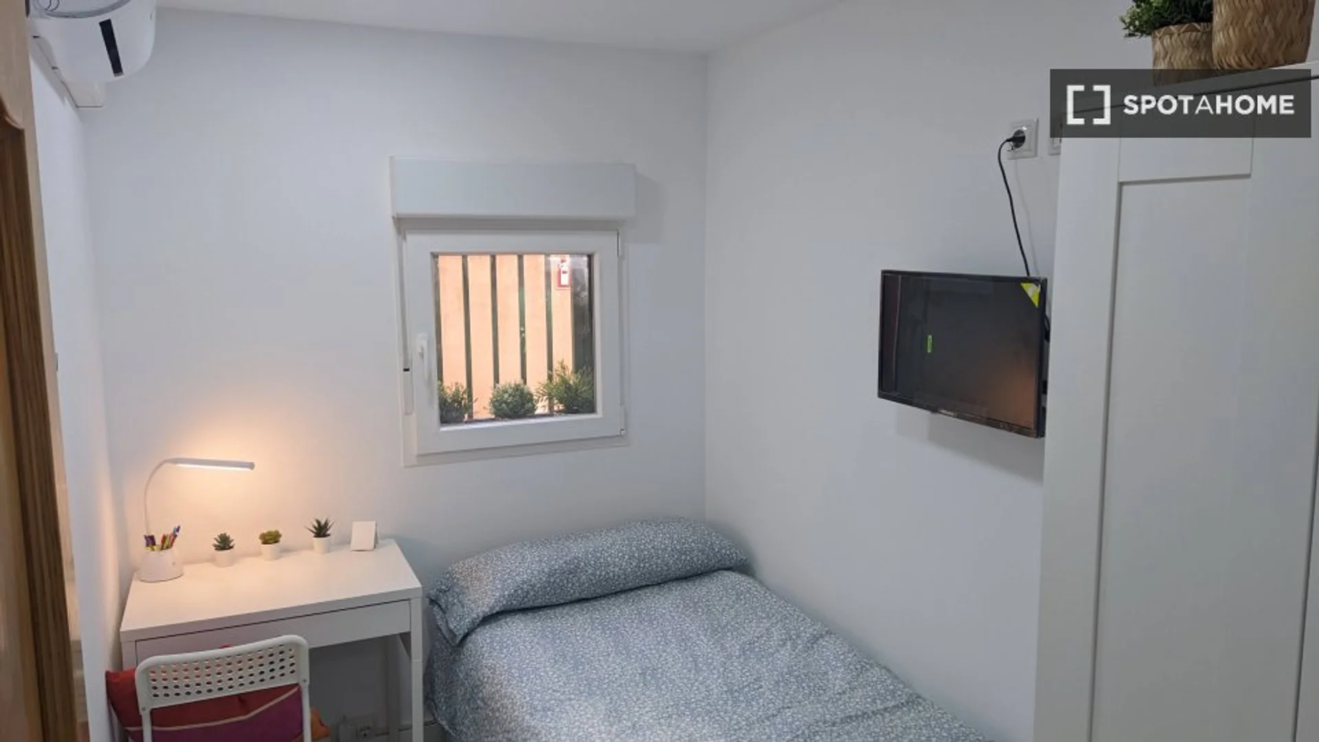 Funktionelles Studentenzimmer perfekt zum Studieren in