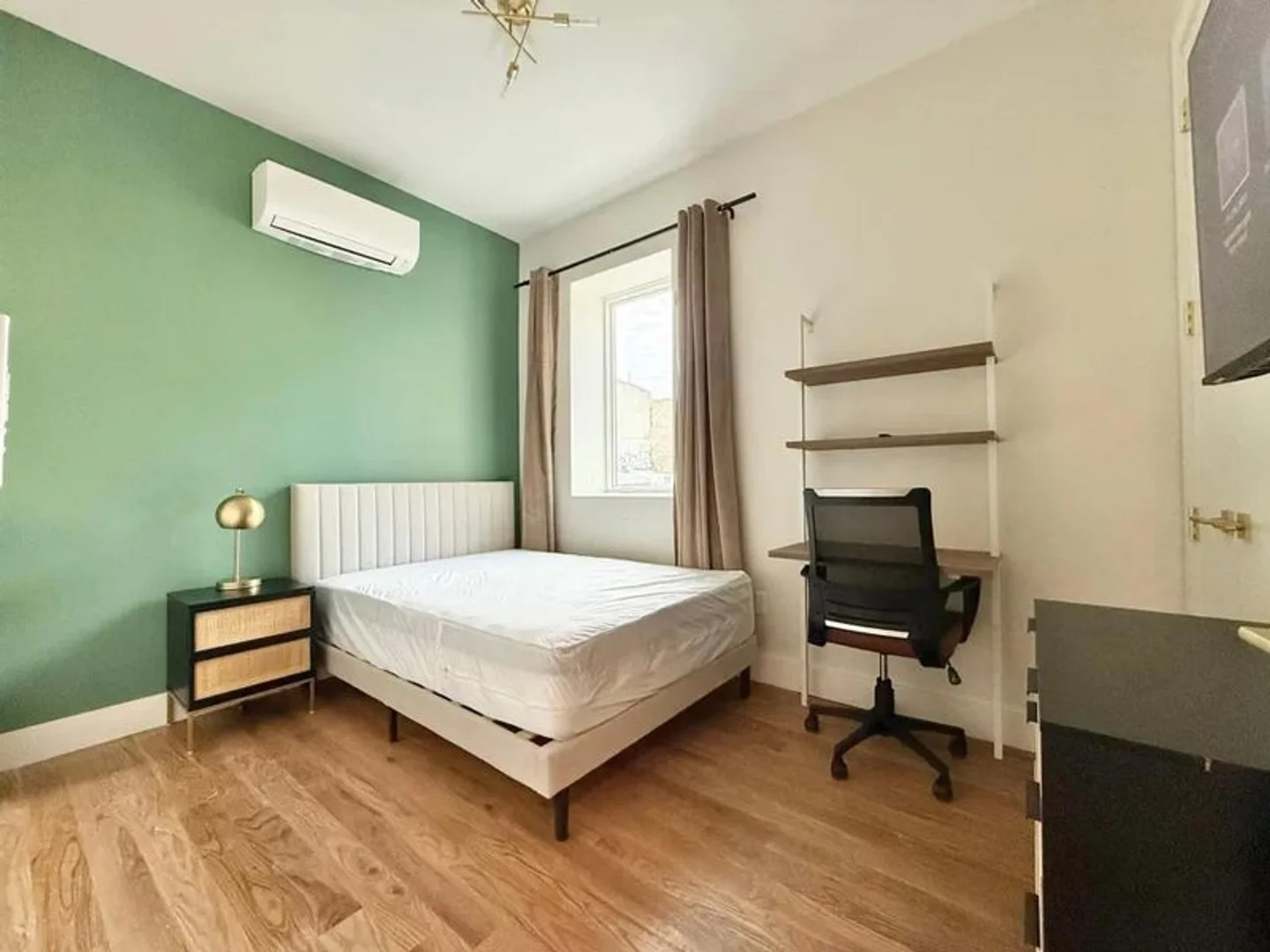 980 Kent Avenue, 2A, Bedford-Stuyvesant, Brooklyn, NY, 11205