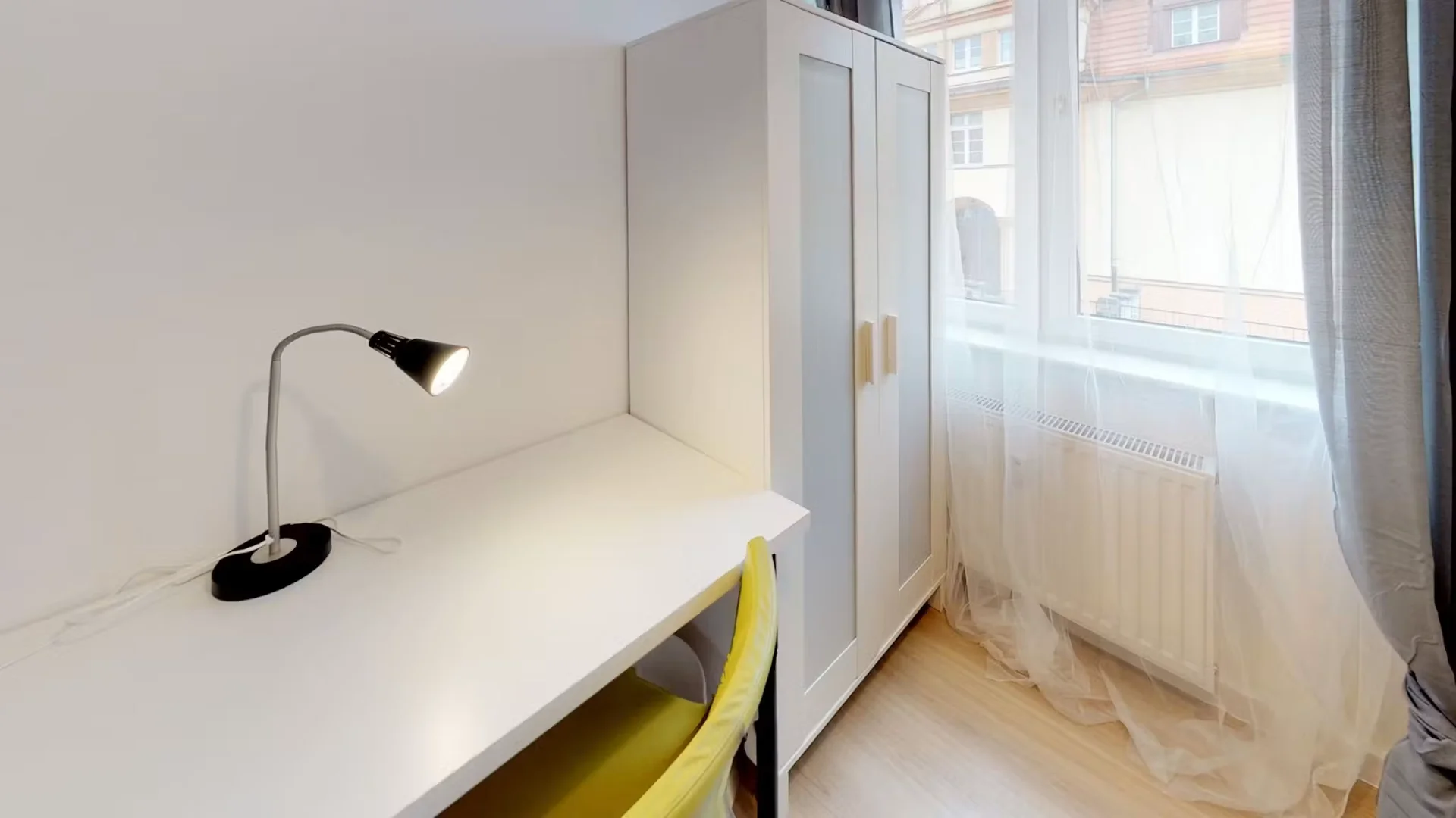 Habitación estudiantil luminosa y aireada con fácil acceso a la universidad en 