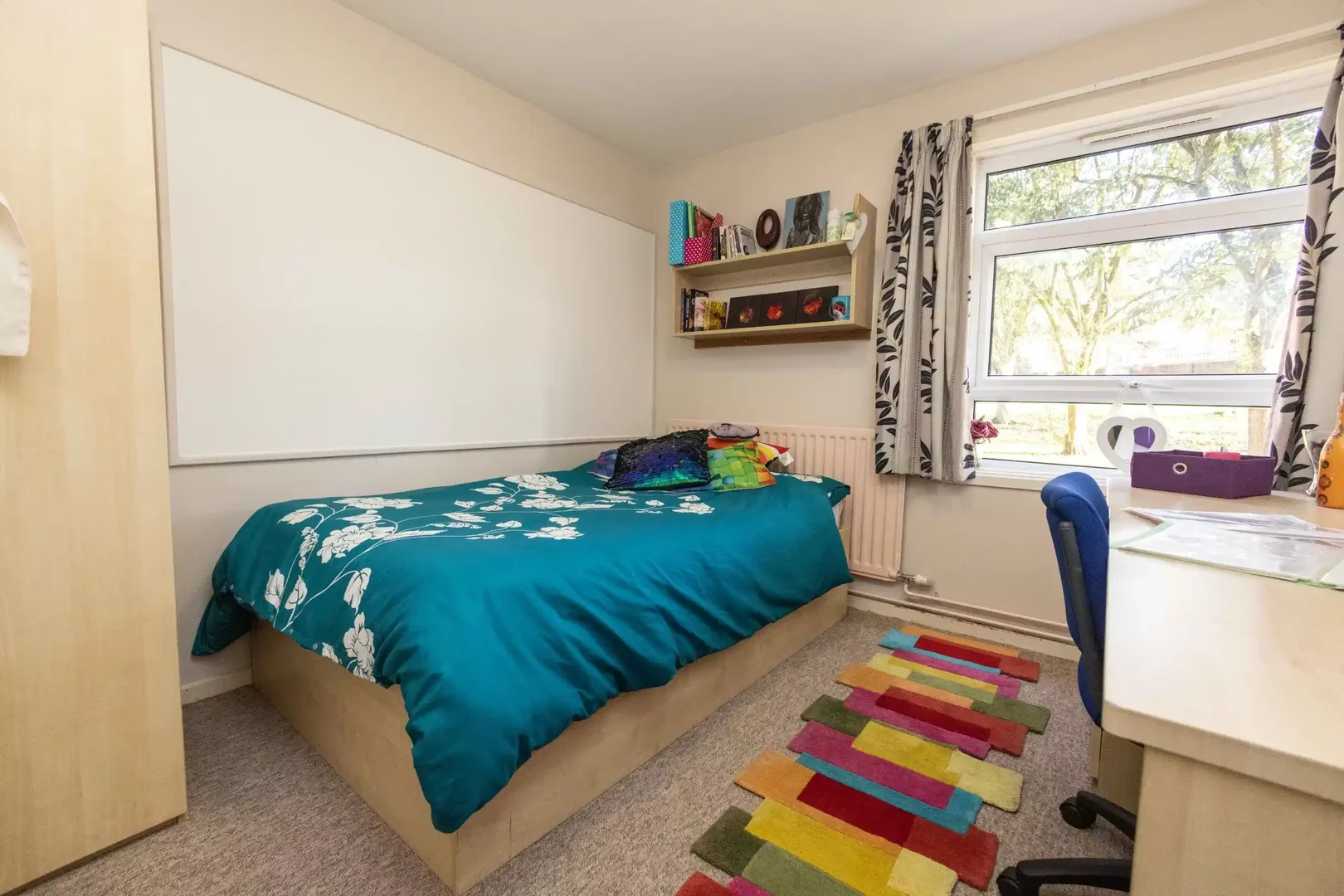 Chambre conviviale pour les étudiants dans avec des équipements modernes