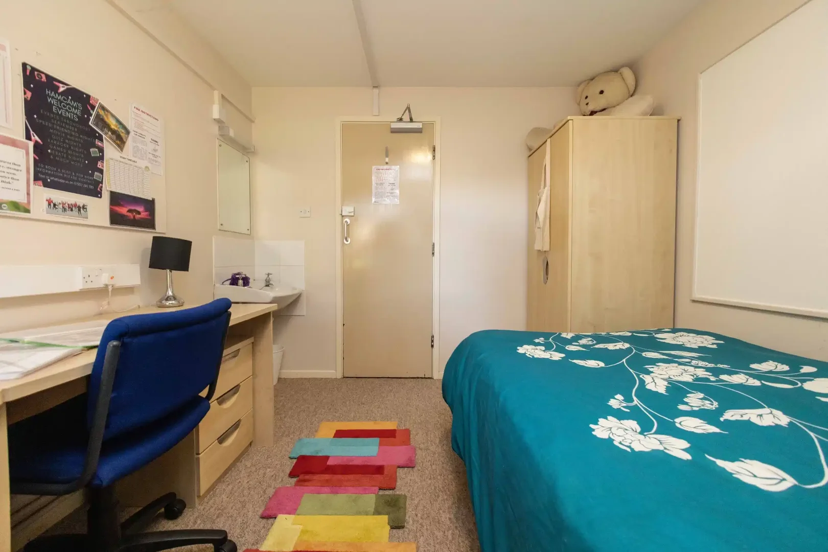 Chambre d'étudiant à avec espace d'étude et installations communes