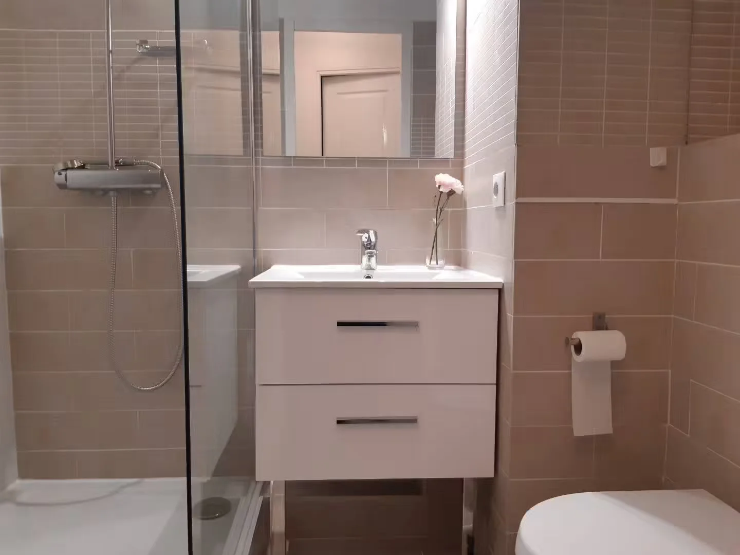 Niedrogi pokój dla studentów z dużym oświetleniem w 