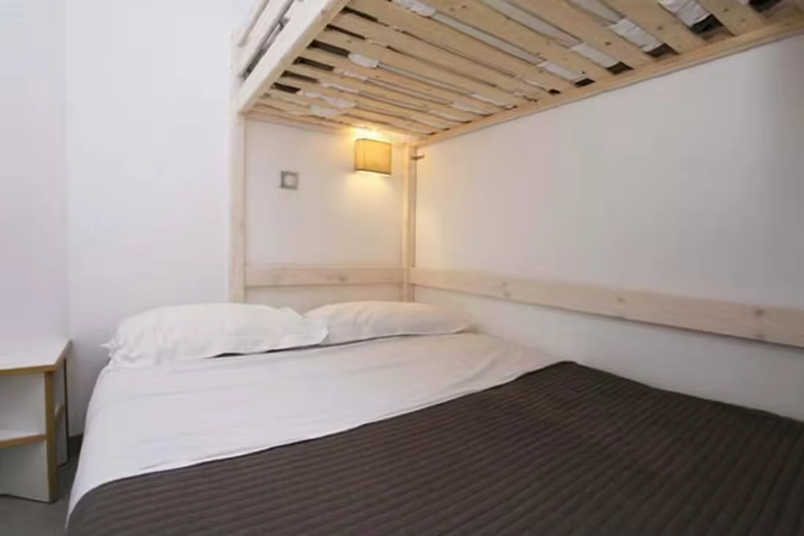 Jasny i przestronny pokój studencki z łatwym dostępem do uniwersytetu w 