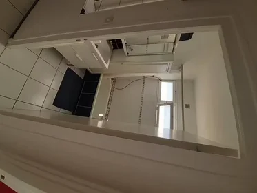 Quarto iluminado em {area}
