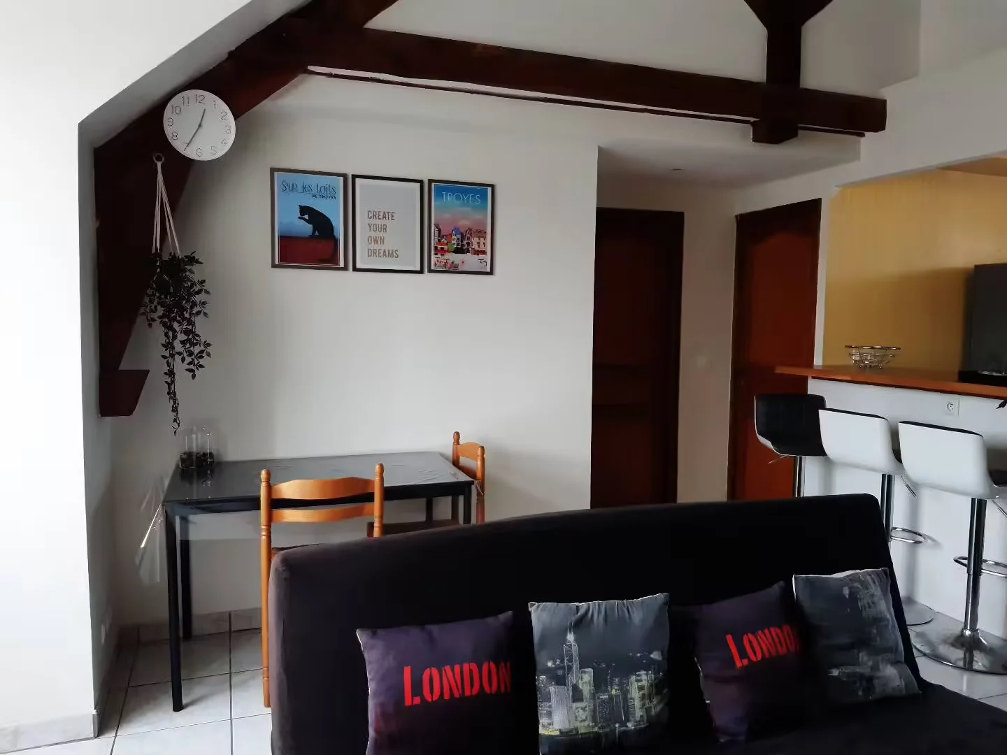 Quarto de estudante económico com localização conveniente em 
