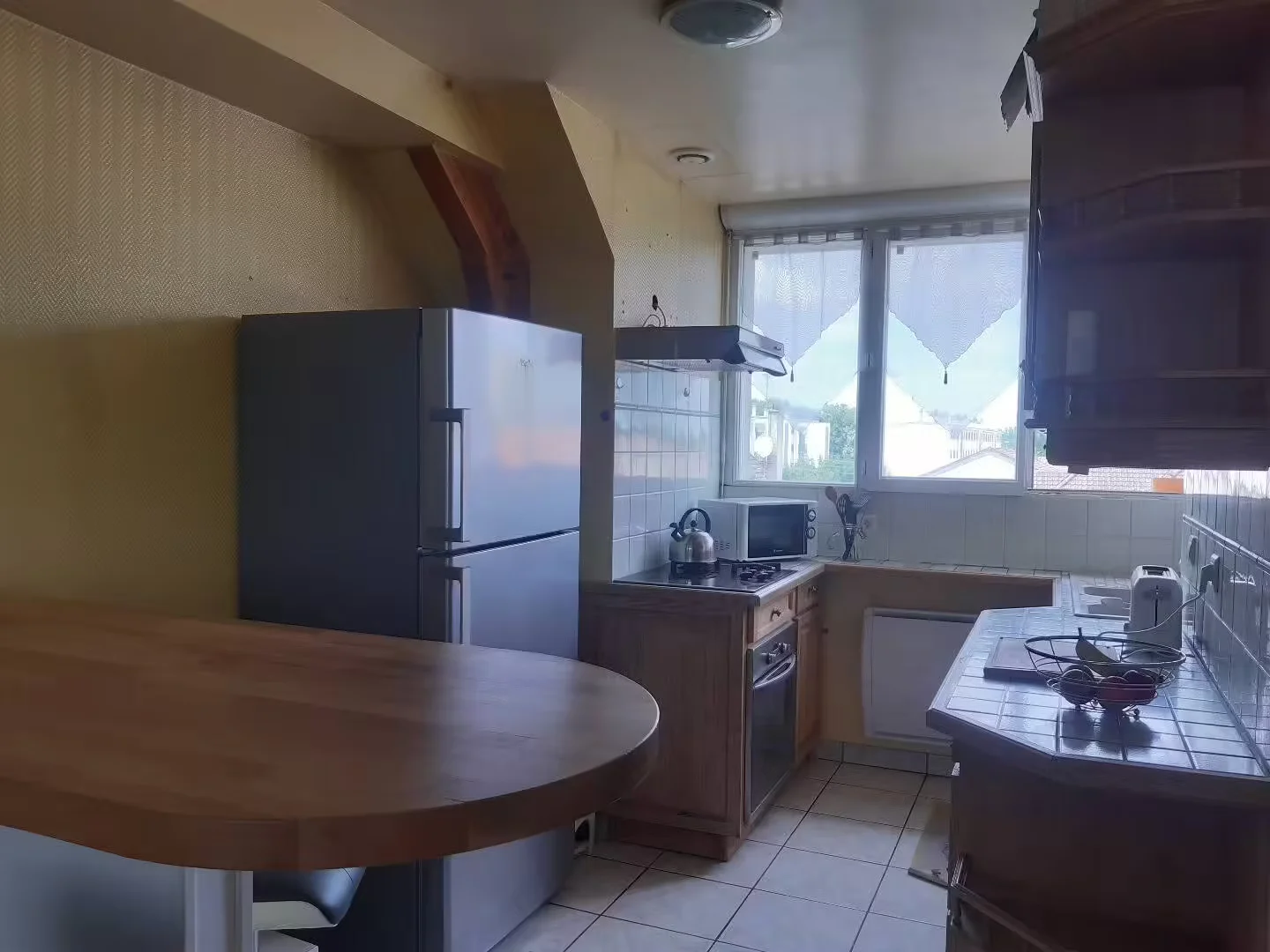 Quarto de estudante em  com área de estudo e instalações partilhadas