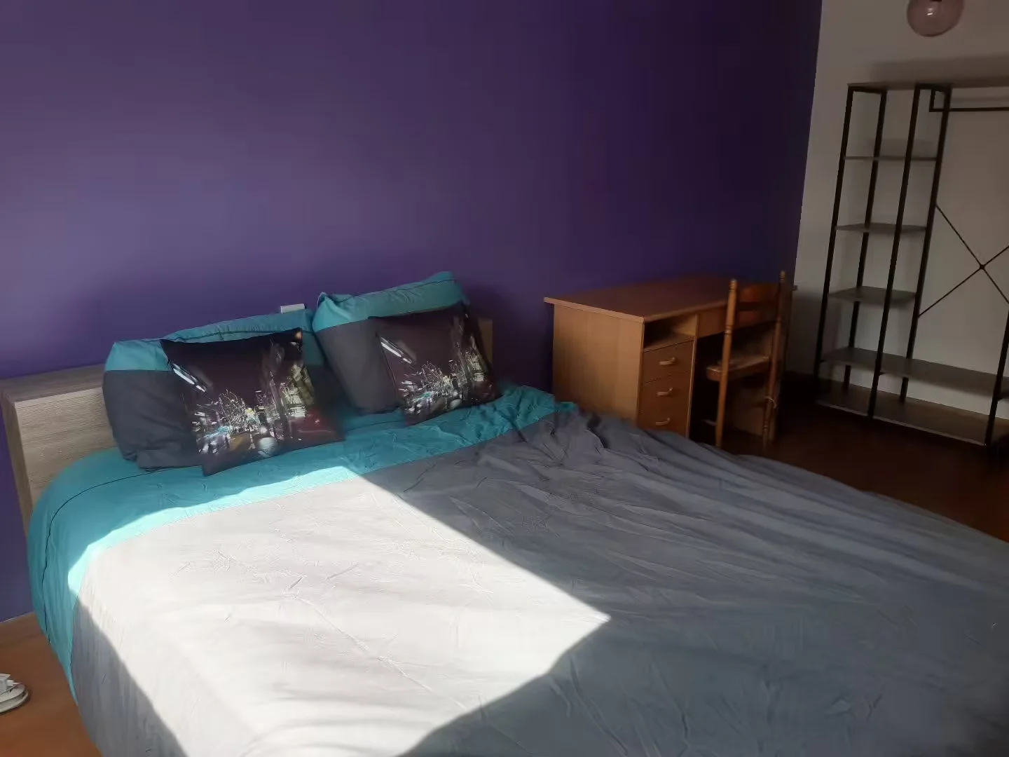 Quarto de estudante em  com área de estudo e instalações partilhadas