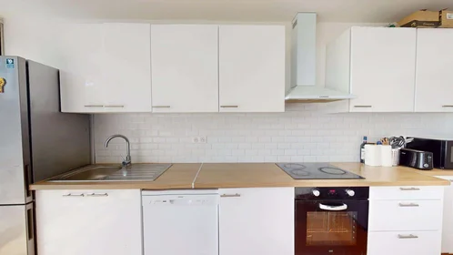 Özel oda konumu 12 Rue des Châteaux Bruloirs, 95000 Cergy, France, 12 18 görüntüsü