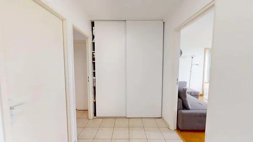 Özel oda konumu 12 Rue des Châteaux Bruloirs, 95000 Cergy, France, 17 18 görüntüsü