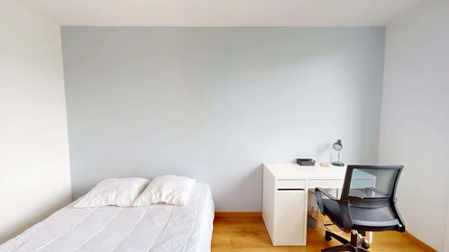 Özel oda konumu 12 Rue des Châteaux Bruloirs, 95000 Cergy, France, 4 18 görüntüsü