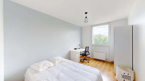 Özel oda konumu 12 Rue des Châteaux Bruloirs, 95000 Cergy, France, 5 18 görüntüsü