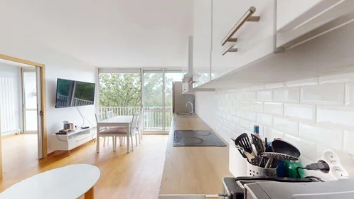 Özel oda konumu 12 Rue des Châteaux Bruloirs, 95000 Cergy, France, 7 18 görüntüsü