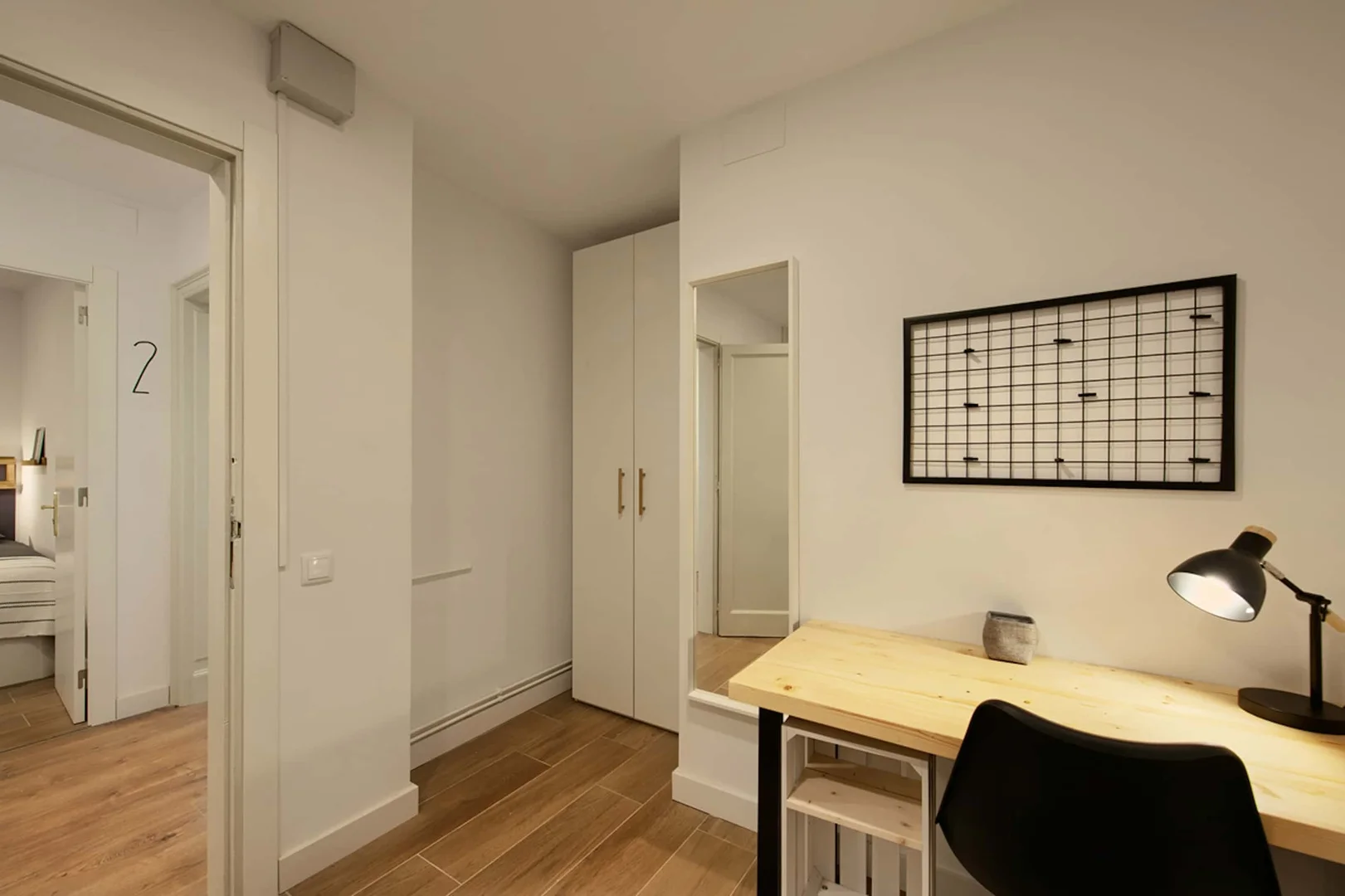 Habitación estudiantil funcional perfecta para estudiar en 