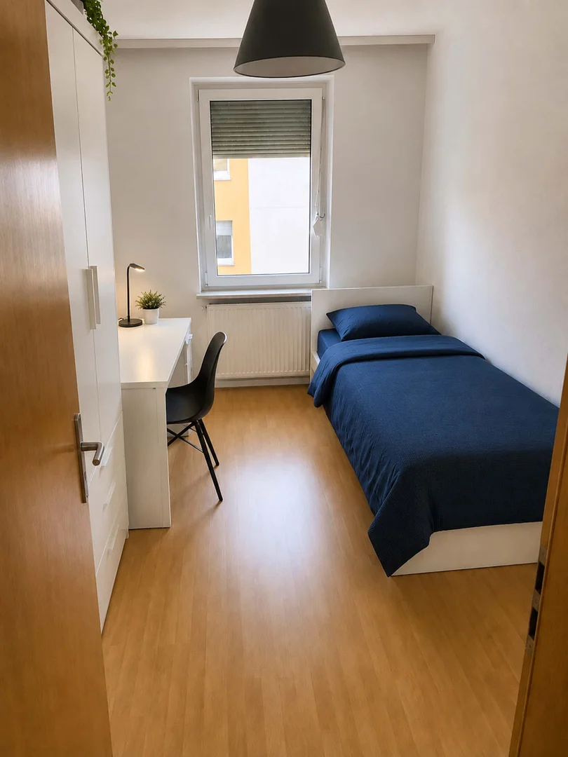Helles und luftiges Studentenzimmer mit einfachem Zugang zur Universität in 