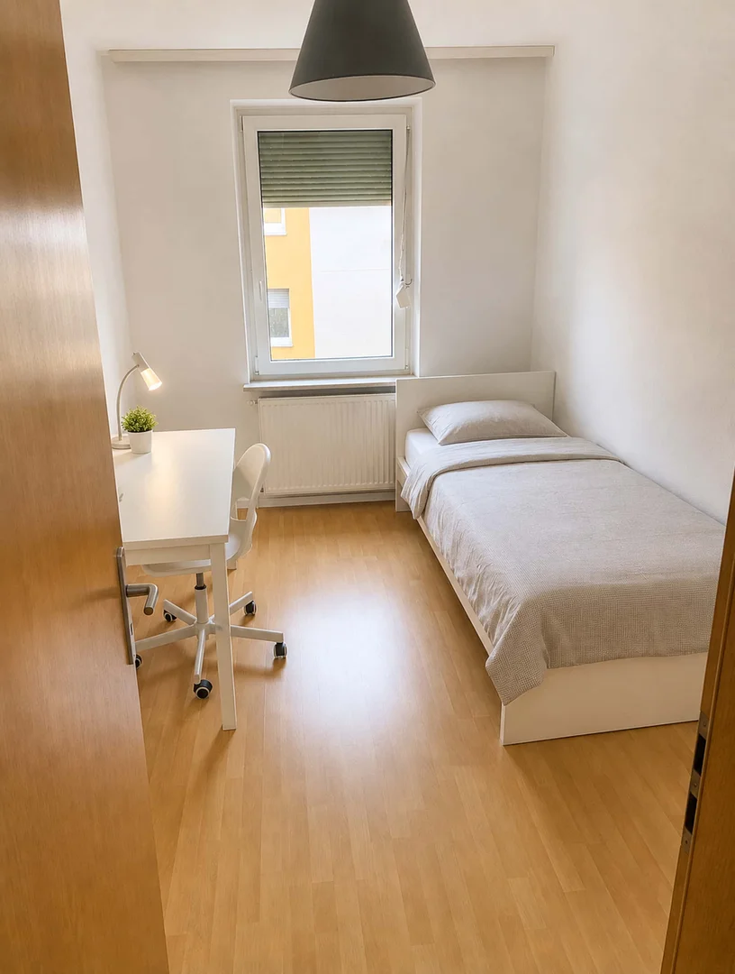 Studentenzimmer in  mit Arbeitsbereich und Gemeinschaftseinrichtungen