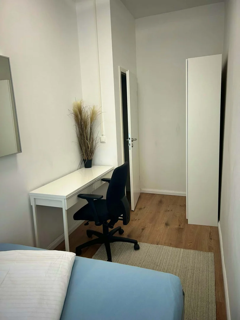 Quarto de estudante económico perto do campus em 