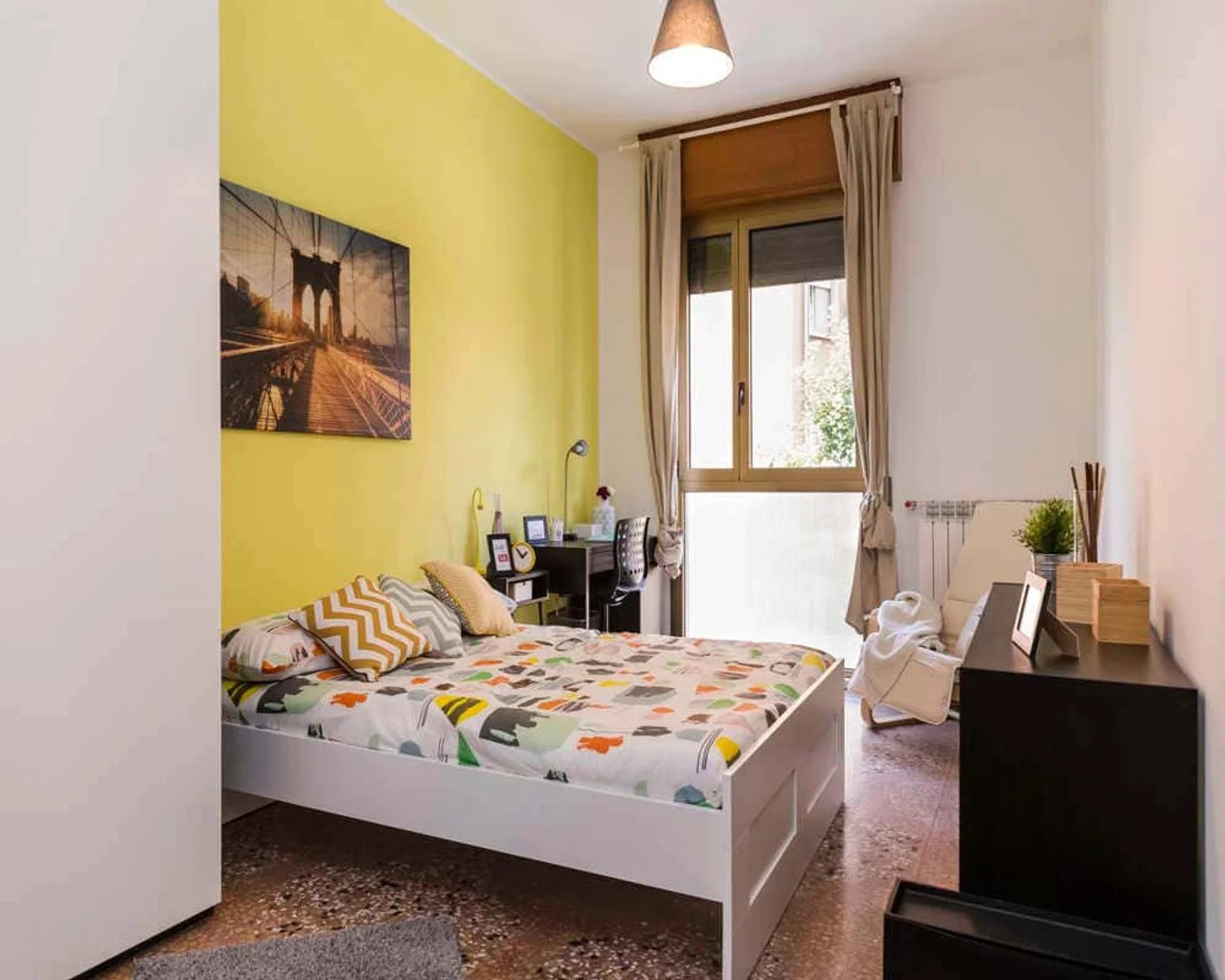 Bright and airy student room with easy university access in 