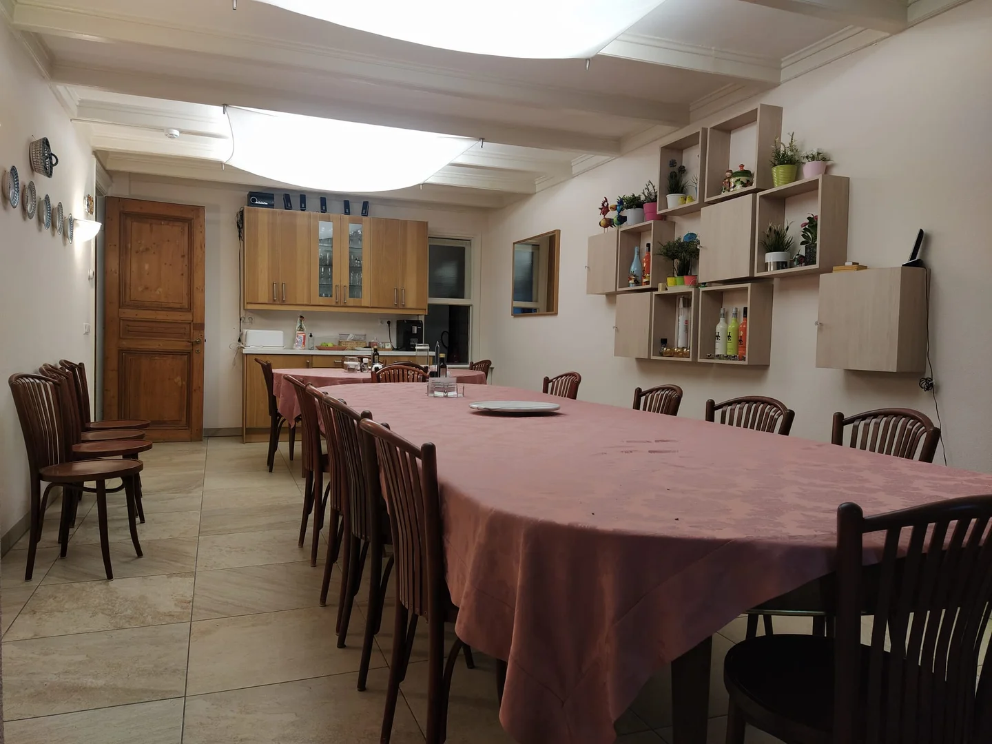 Habitación estudiantil luminosa y aireada con fácil acceso a la universidad en 