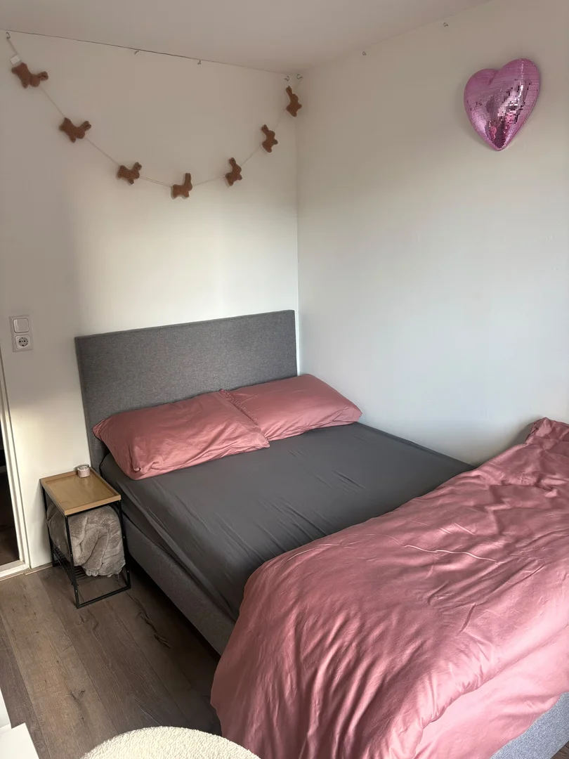 Quarto de estudante luminoso e arejado com acesso fácil à universidade em 